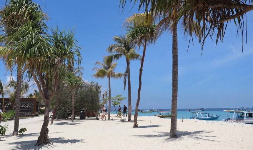 Excursion to the calm of White Sands and Crystal-clear waters of Eastern Gilis: Gili Kondo, Gili Bidara, Gili Petagan